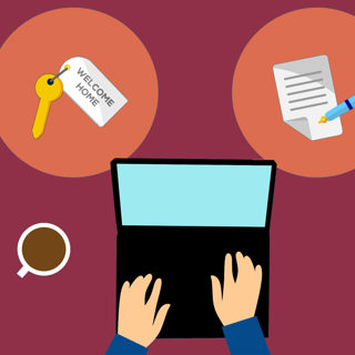 werkende handen aan een laptop, sleutel en papier op tafel