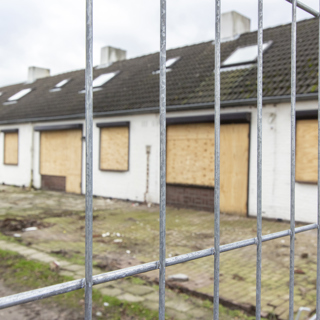 Rustoord woningen door het hekwerk