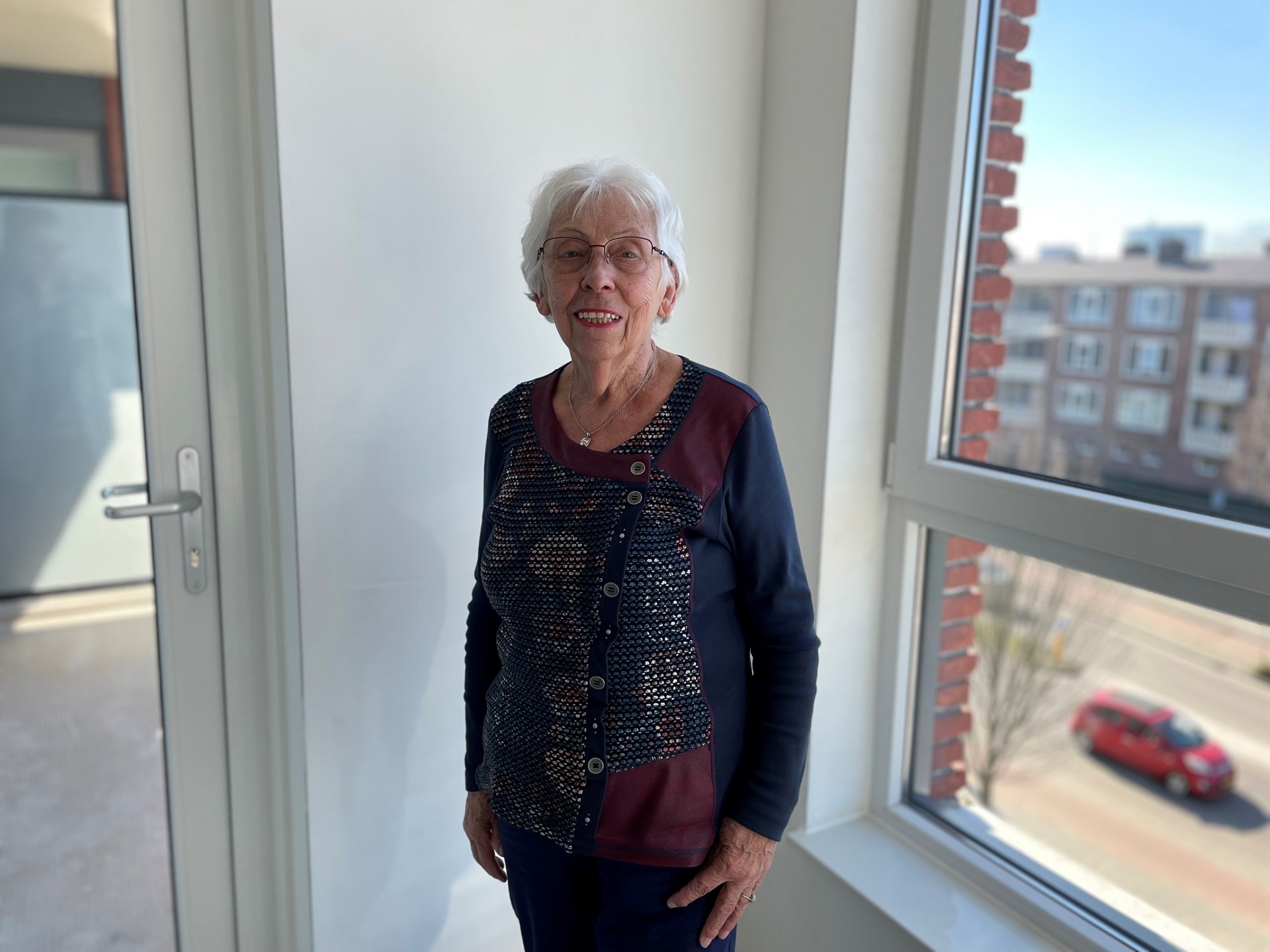 Mevrouw Zijlstra in het nieuwbouwwoning